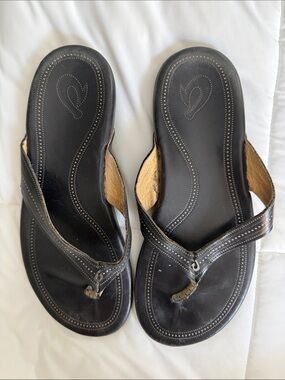 Olukai Women’s Black Leather Thong Sandals - Classic Comfort